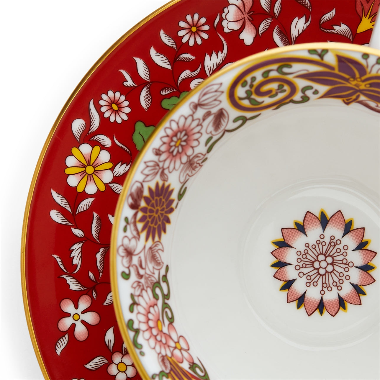 Platillo Crimson Orient con decoración dorada y botánica