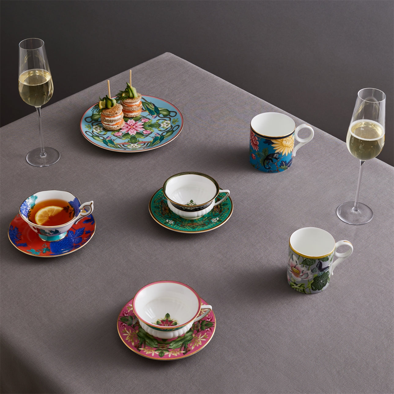 Conjunto de té Wonderlust Pink Lotus sobre mesa elegante