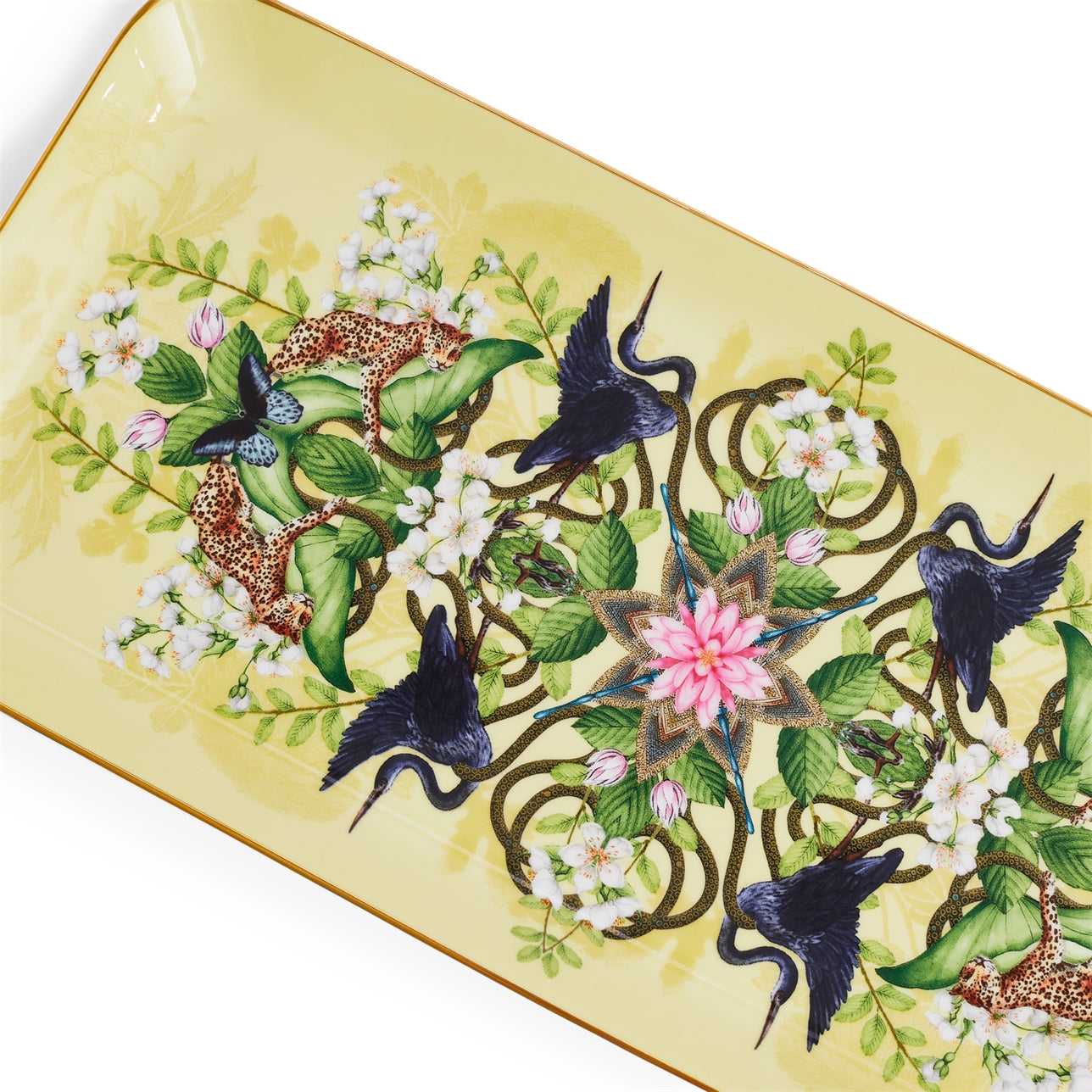Bandeja Wonderlust Waterlily utilizada para servir tazas de té, mostrando su funcionalidad y elegancia.