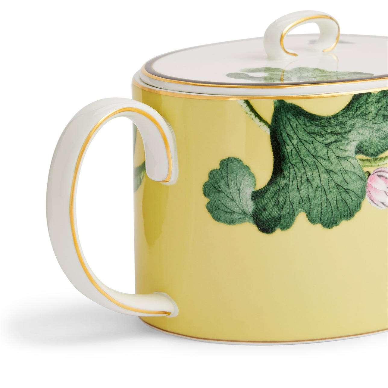 Detalle de la Tetera Wedgwood Wonderlust Waterlily, resaltando el diseño floral y los acabados en oro sobre la porcelana fina.