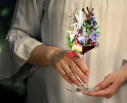 Una Copa de vino Eisch dispuesta sobre un lienzo artistico, capturando el brillo del cristal.