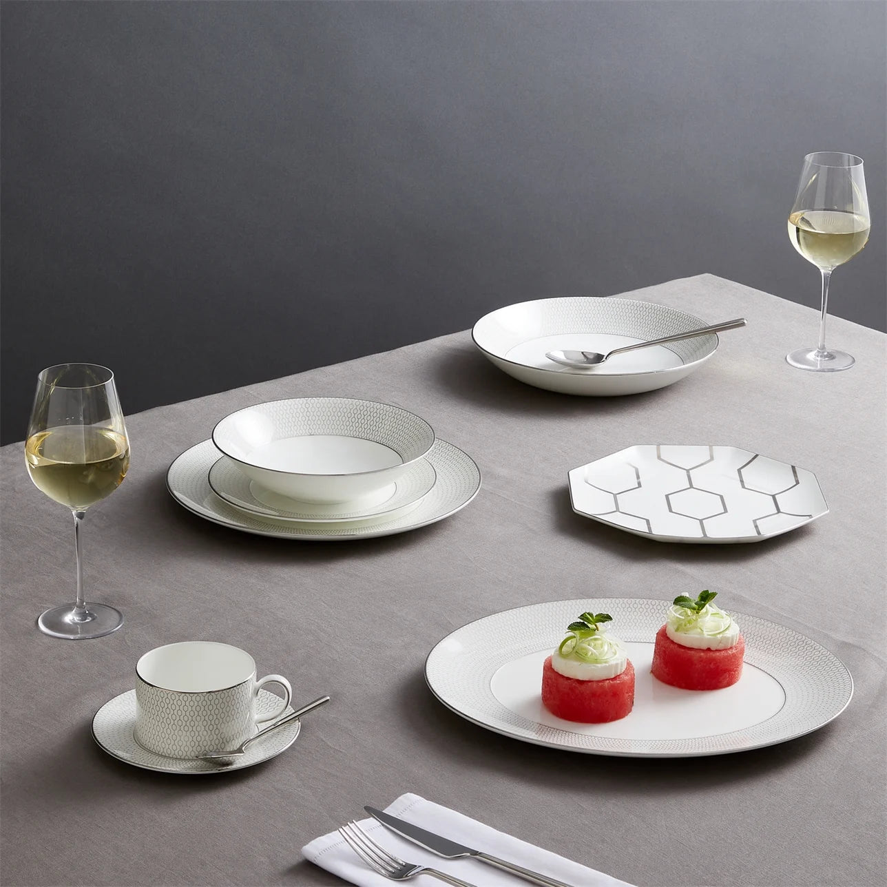 Bandeja Ovalada Gio Platinum mostrando su diseño elegante en una mesa decorada.