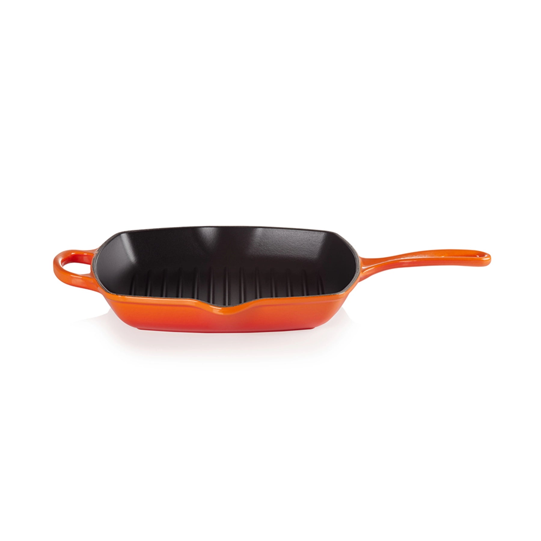 Skillet Grill Cuadrada de Le Creuset, mostrando su superficie interior estriada de hierro fundido para asar alimentos.