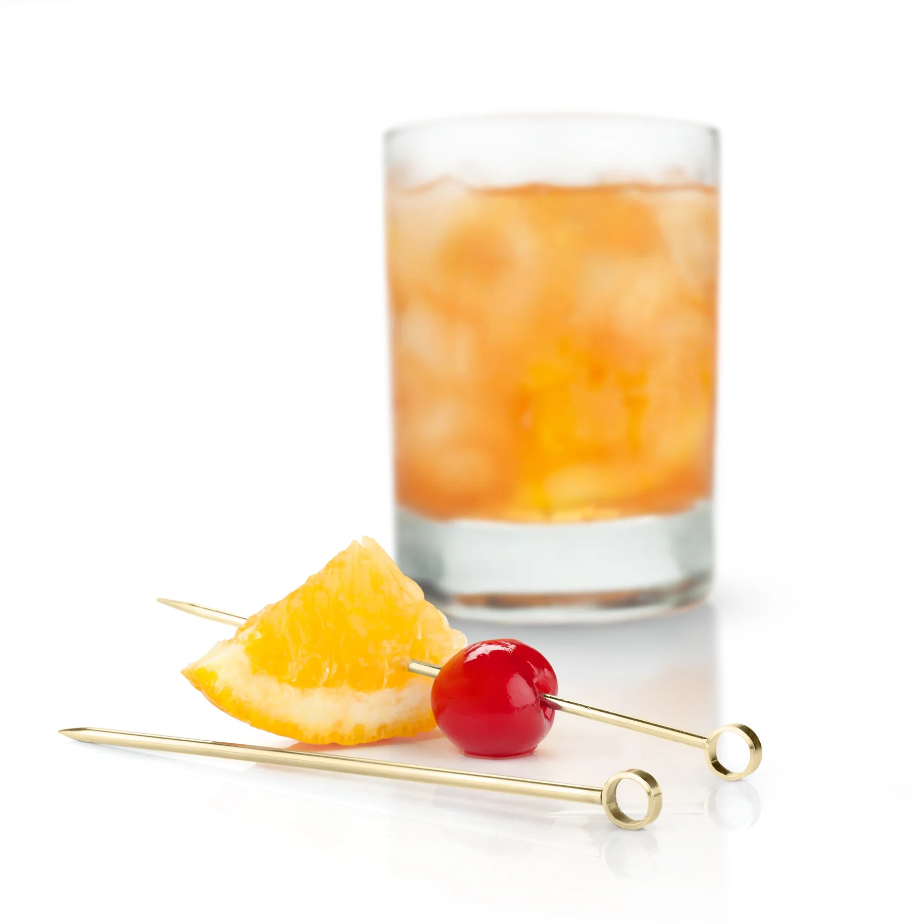 Palillos VISKI sosteniendo cereza y limon en coctel