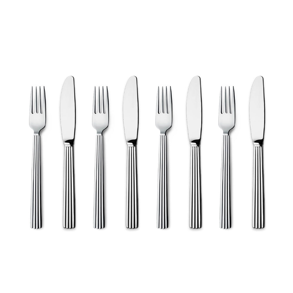 Set de Regalo de 8 Cubiertos Bernadotte de Georg Jensen, mostrando todas las piezas y el diseño estriado en acero inoxidable.