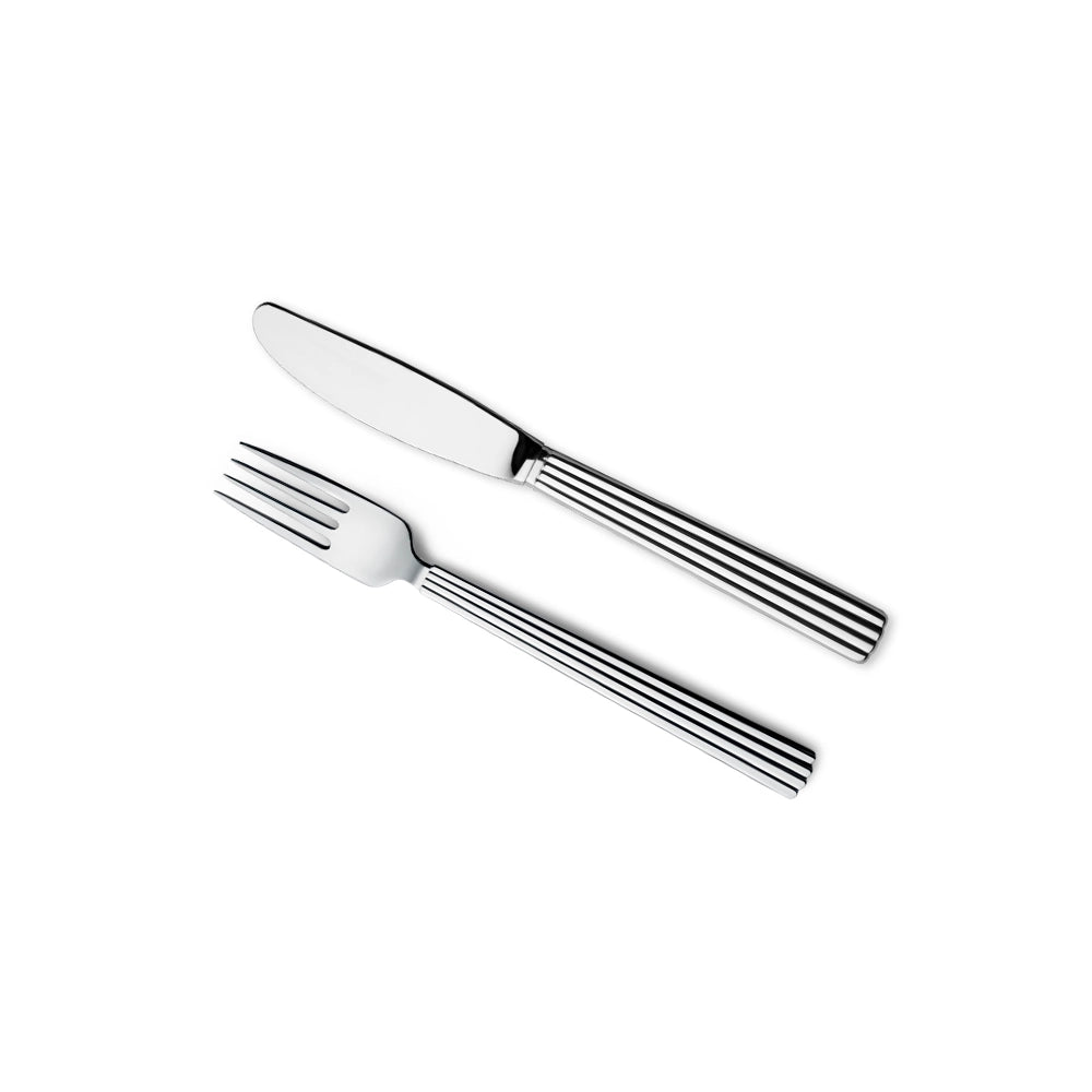 Primer plano del mango de un cuchillo Bernadotte, resaltando las icónicas estrías longitudinales y el brillo del acero pulido.