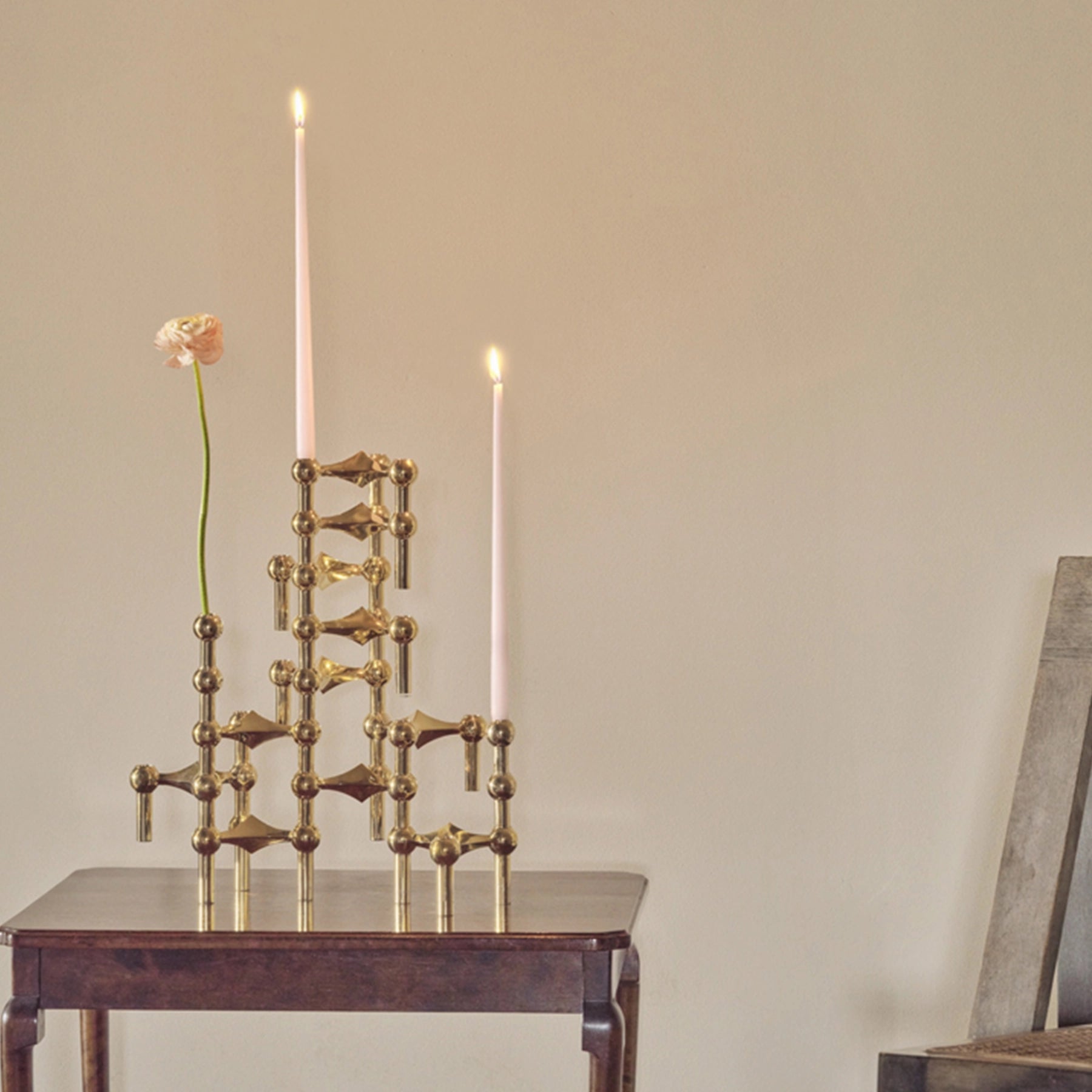 Candelabro dorado STOFF Nagel exhibido como pieza central en una mesa.
