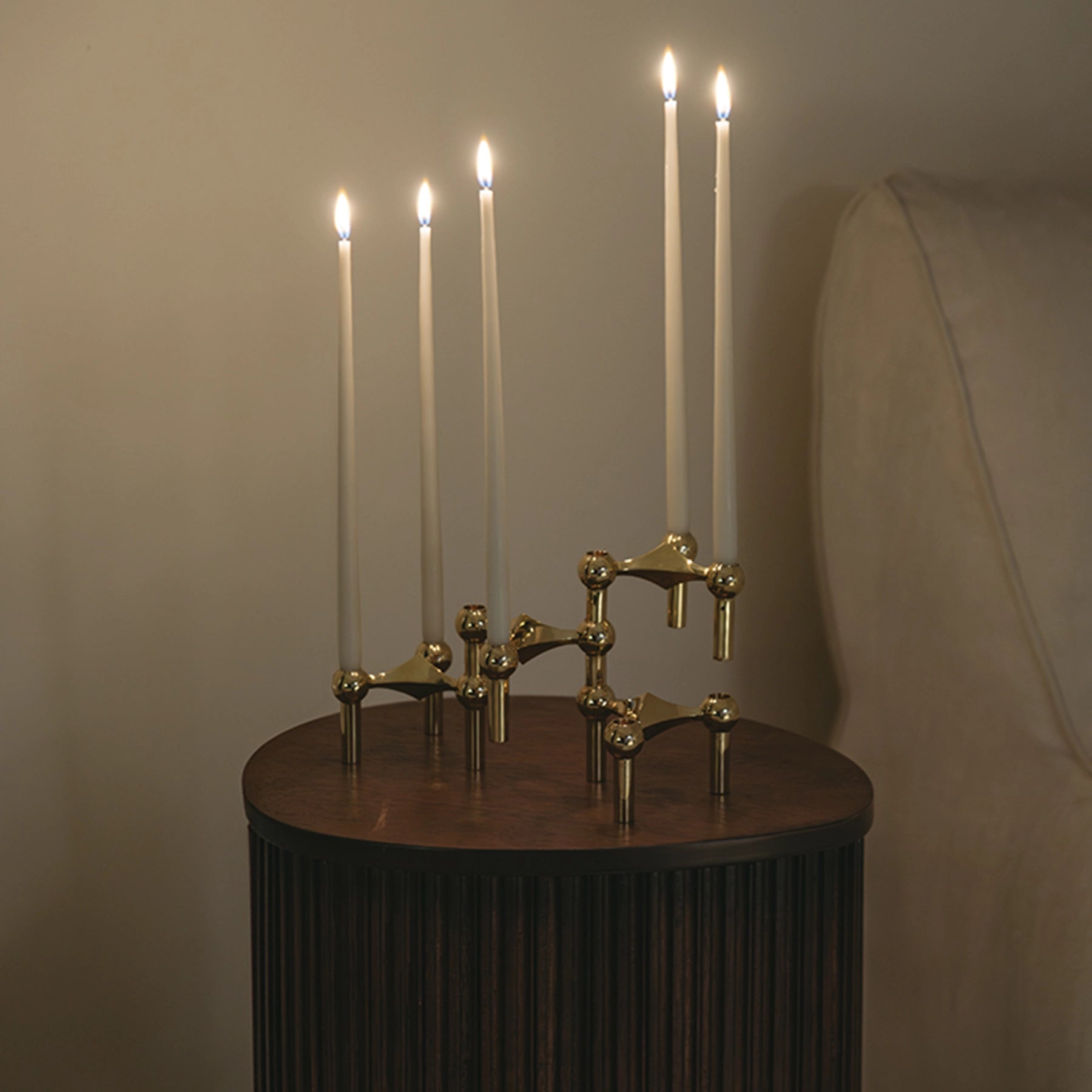 Candelabro dorado STOFF Nagel combinado con otras piezas de la colección.
