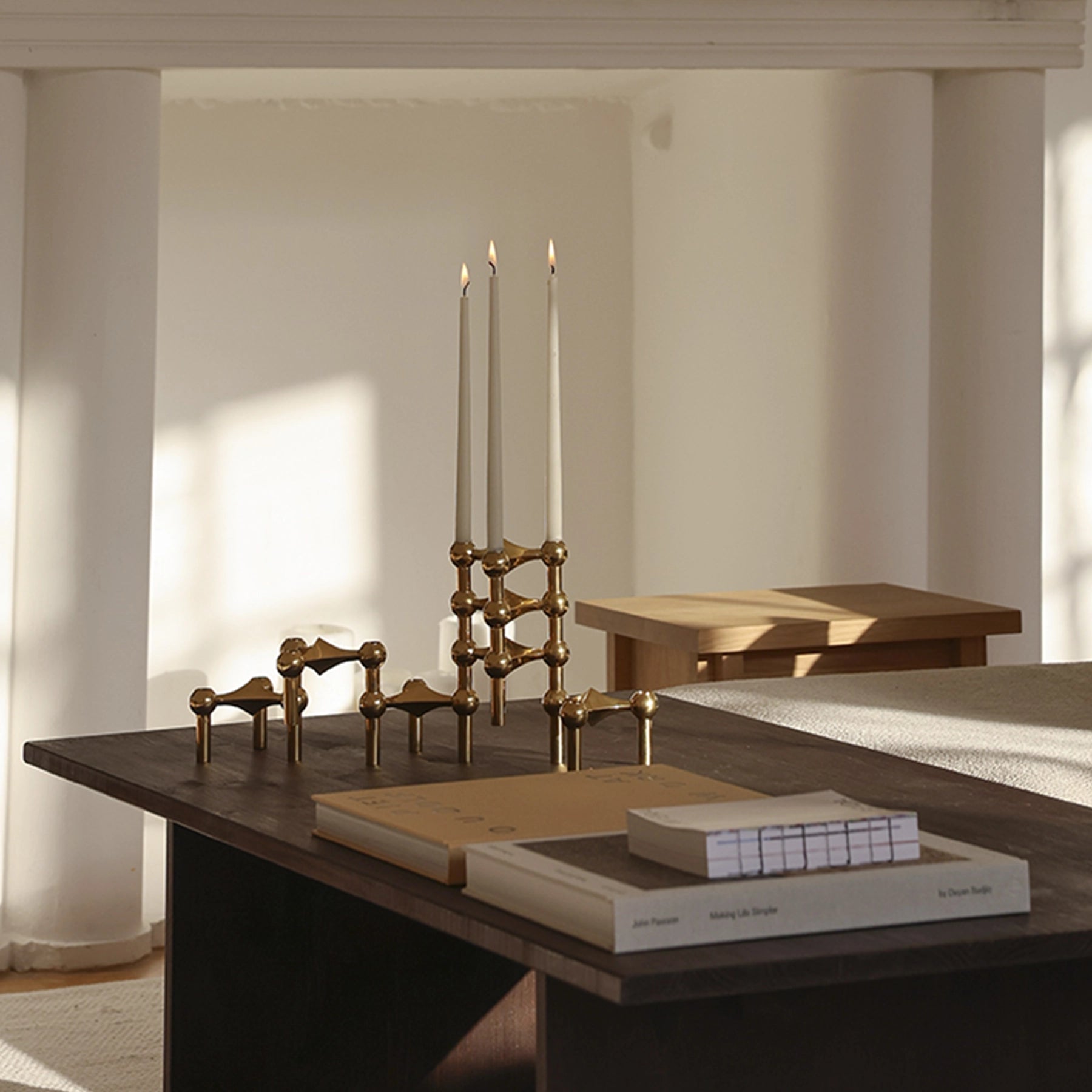 Candelabro dorado STOFF Nagel combinado con otras piezas de la colección.