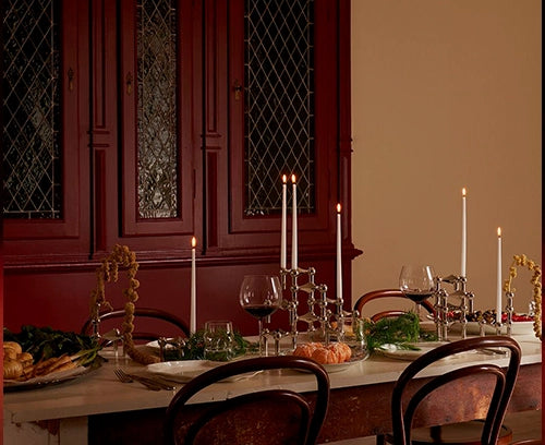 Escultura modular de candelabros Stoff Nagel, una composición alta y personalizada con múltiples unidades.