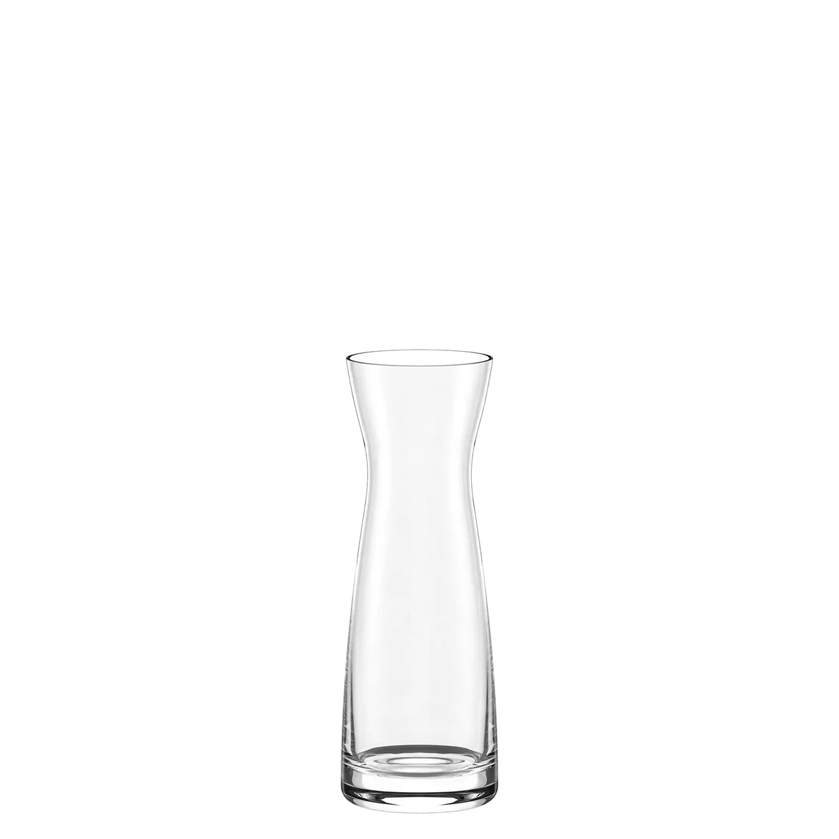 Jarra Carafes & Jugs S de Stolzle Lausitz, mostrando su diseño elegante y tamaño compacto sobre una mesa de madera.