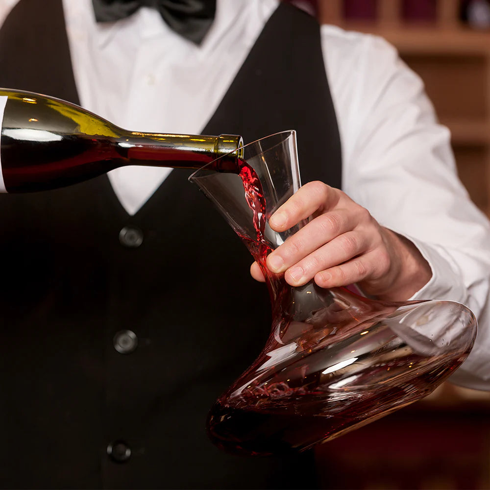 Vino tinto siendo decantado en Decanter Classic Stolzle Lausitz.