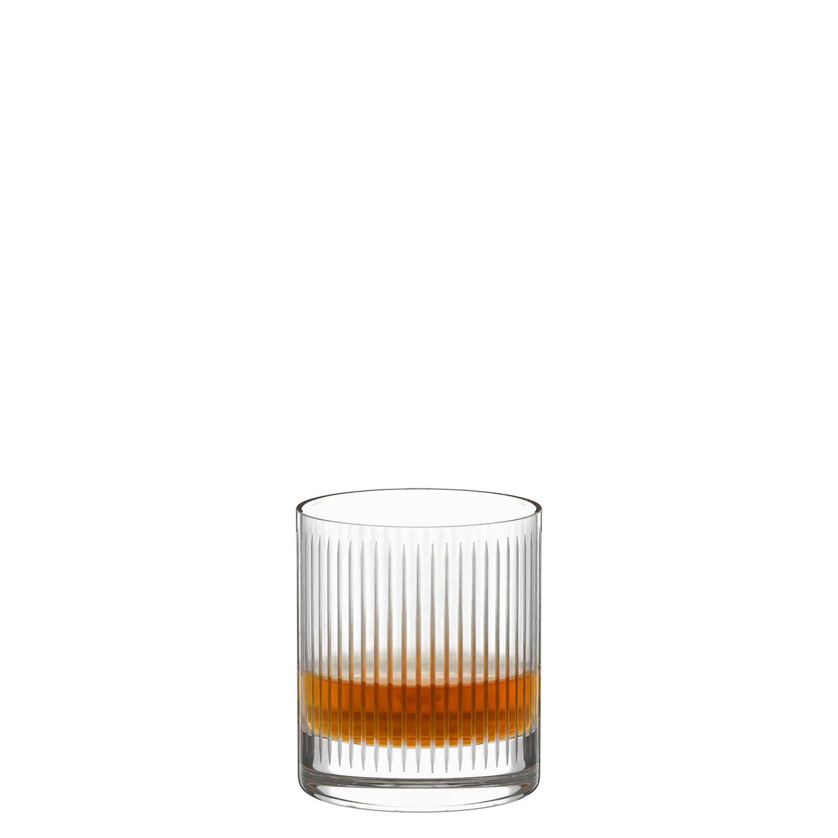 Vaso Whisky New York Soho de Stolzle Lausitz con whisky ámbar, fondo blanco.