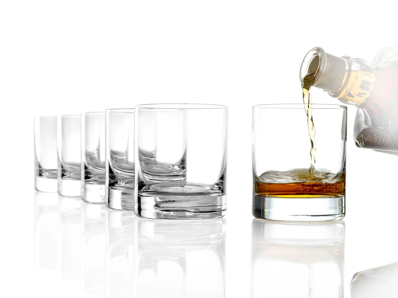 Set de Vasos Whisky New York de Stolzle Lausitz en un ambiente elegante de bar.