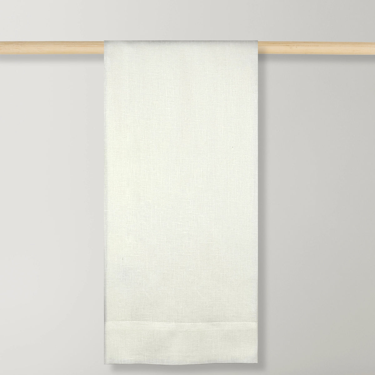 Vista del mantel Tiziano en 100% lino puro color crema marfil de Tessitura Toscana Telerie en Oporto Mesa y Cocina.
