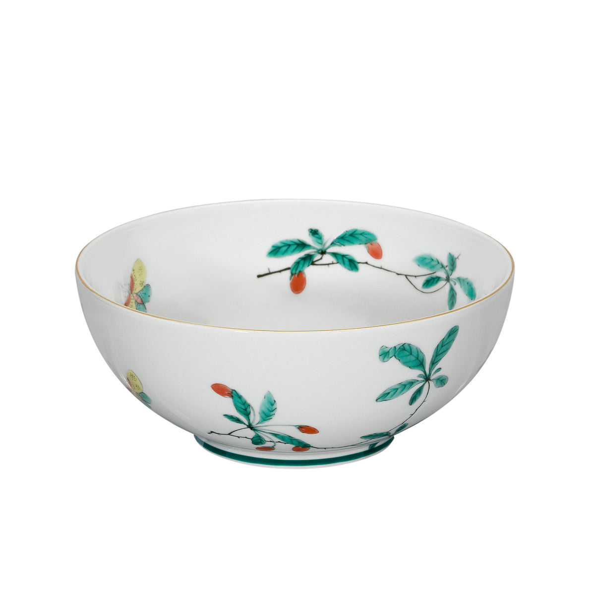 Vista en ángulo de la ensaladera grande de 25 cm de la colección Famille Verte en porcelana blanca con motivos botánicos verdes y mariposas de Vista Alegre en Oporto Mesa y Cocina.