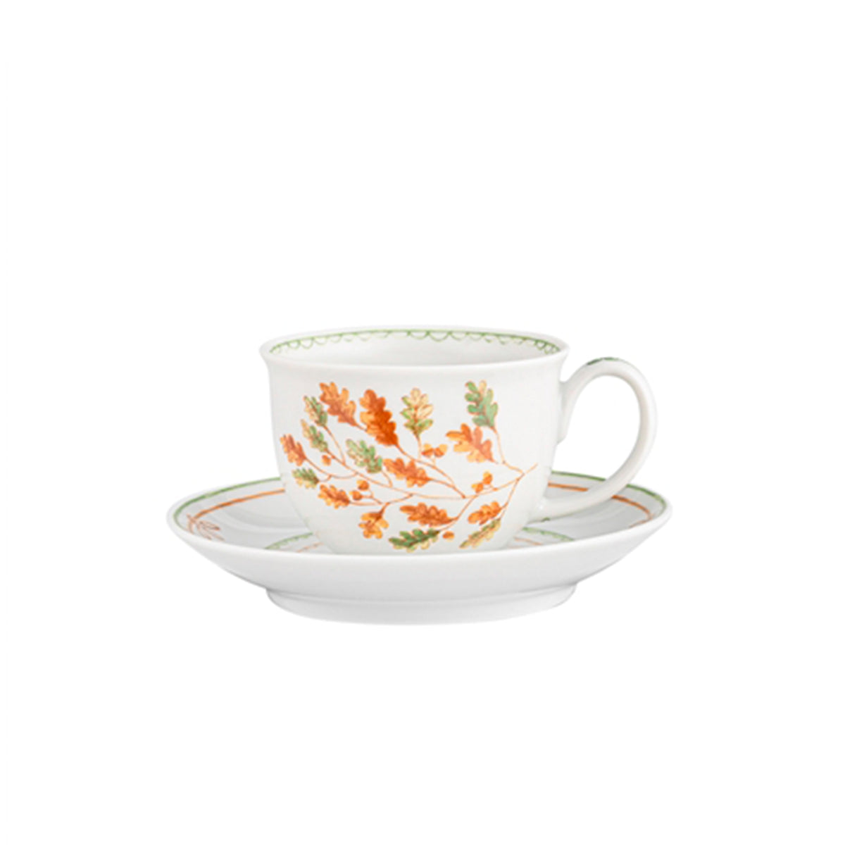 Vista en perspectiva del juego de taza de café con plato de la colección Gudrun en porcelana fina blanca con motivos botánicos de Vista Alegre en Oporto Mesa y Cocina.