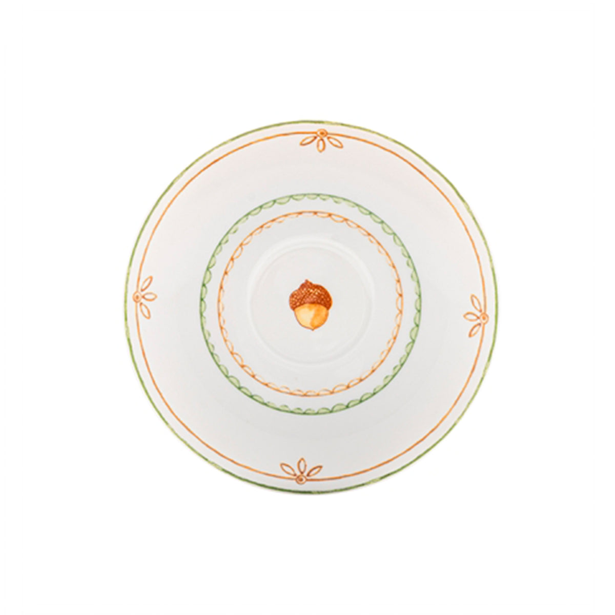 Primer plano del decorado de hojas y frutos silvestres en el ala del plato de la taza de té Gudrun de Vista Alegre.