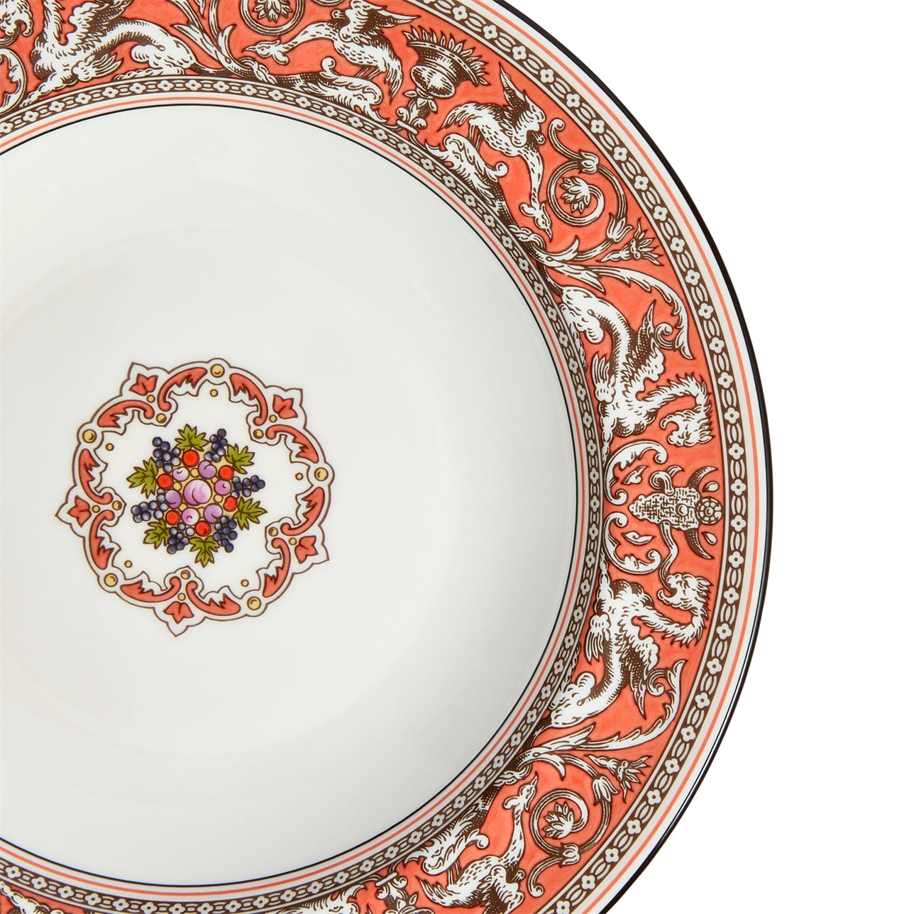 Detalle del diseño florentino en el plato hondo Florentine Salmon.