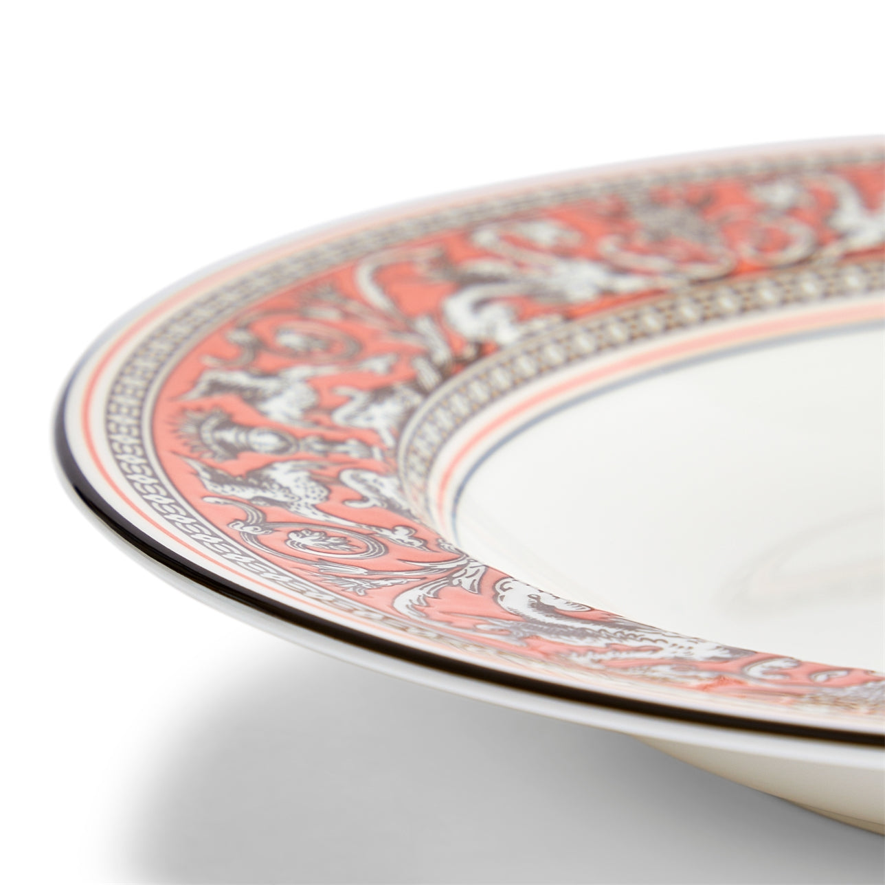 Detalle del diseño florentino en el plato hondo Florentine Salmon.